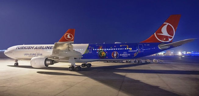 Turkish Airlines ist offizieller Airline-Partner der Euro 2016. Daher unterstützt die Sonderbemalung auch keine einzelne Mannschaft sondern feiert die EM als Ganzes. Die Airline...