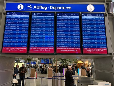 Anzeigetafel am Flughafen Düsseldorf: Es kommt aktueller aufgrund einer IT-Störung zu Verzögerungen,