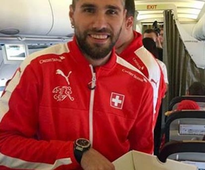 Fussballstars arbeiten als Flugbegleiter