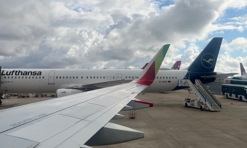 Lufthansa-Flugzeug am Flughafen Lissabon: Lufthansa Group steigt bei TAP ein.