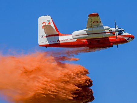 Eine Conair Turbo Firecat: Abwurf in zwei Phasen.