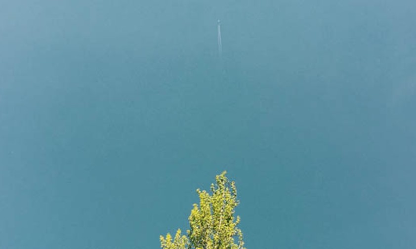 Flugzeug am Himmel: Die Reisezeiten werden wegen Winden länger.