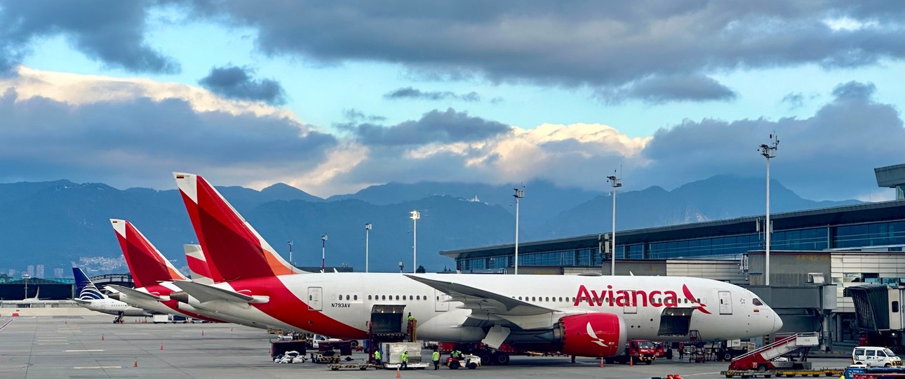Boeing 787 von Avianca in Bogota: Die Eigentümerin Grupo Abra hat nun neue Airbus-Flieger bestellt.