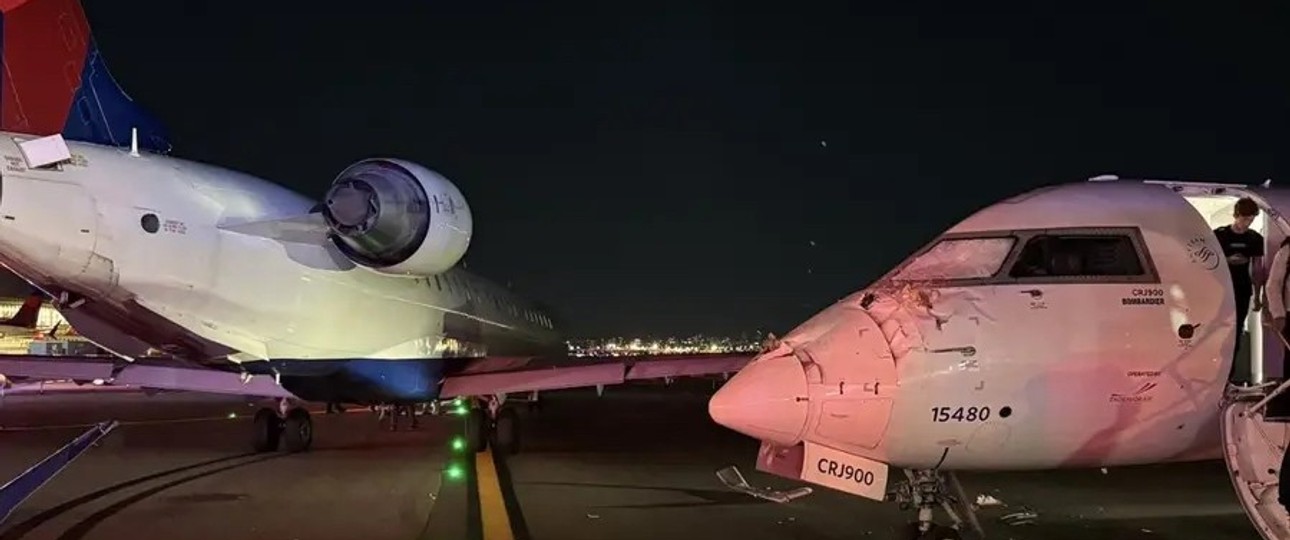 Große Schäden an beiden Flugzeugen: Die beiden Bombardier CRJ 900 nach der Kollsion.