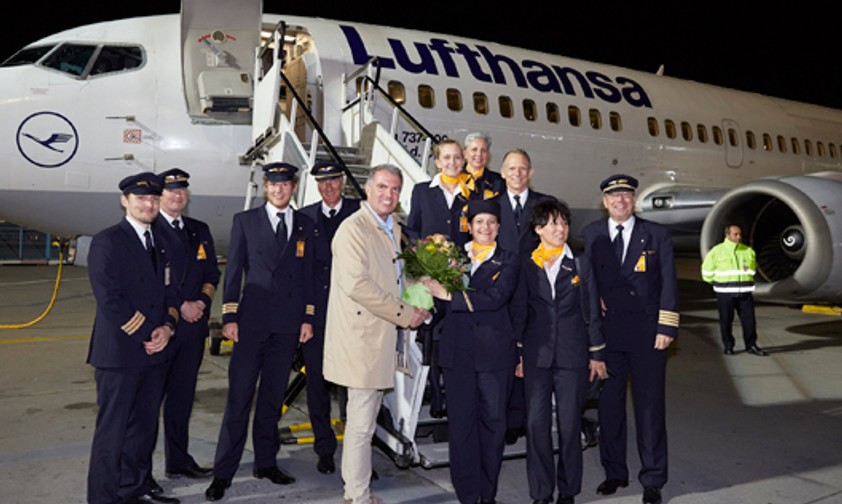 Die Boeing 737 fliegt nicht mehr für Lufthansa: Anlässlich des letzten Linienflugs am 29. Oktober 2016 schaute Vorstandsvorsitzender Carsten Spohr vorbei.
