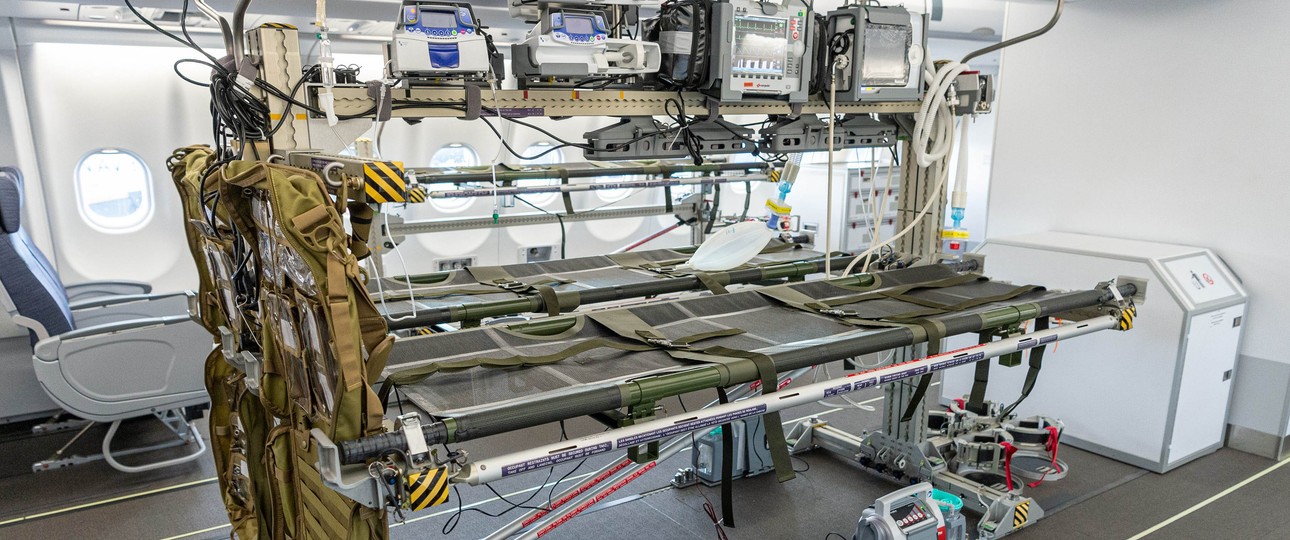 Medevac-Ausrüstung in einem Airbus A330: Fliegende Intensivstation.