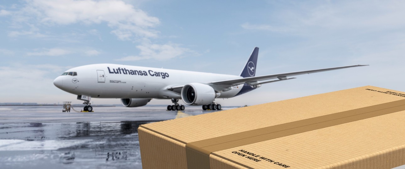 Flugzeug von Lufthansa Cargo und ein Paket: Schwierigkeiten durch neue Regeln der USA.