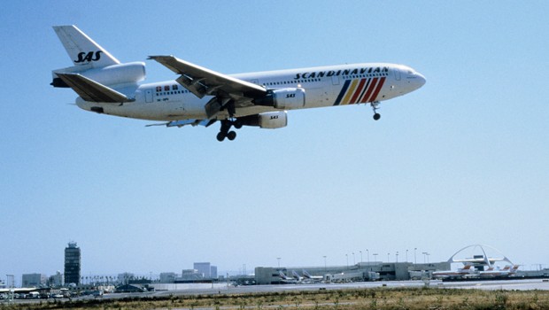 Eine DC-10 landet in den Achtzigerjahren in Los Angeles: 1995 ist SAS Gründungsmitglied der Star Alliance.