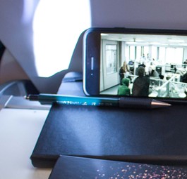 Smartphone im Flugzeug: Künftig kann man es auch über Indien nutzen.