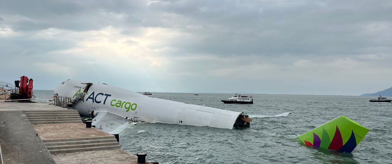 Die Boeing 747 von Air ACT im Wasser: Die Crew überlebte.