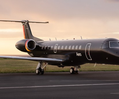 Embraer ERJ135: Aero Technologies' Flugzeuge haben ein fast komplett schwarzes Design.