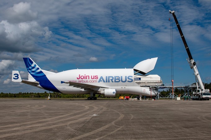 Beluga ST bei der Entladung eines Satelliten.