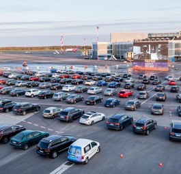 Flughafen wird vorübergehend zum Autokino