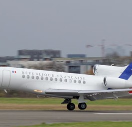 Diese Lackierung trägt etwa die Dassault Falcon 7X der Regierung.