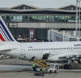 Ein Airbus A320 von Air France am Flughafen Orly: Ab 2026 will die Fluggesellschaft alle Flüge auf Charles de Gaulles konzentrieren.