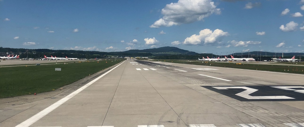 Piste des Flughafens Zürich: Wer künftig abfliegt, muss eine Flugticketabgabe bezahlen.