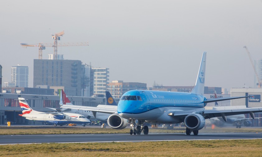 Embraer von KLM Cityhopper am Flughafen London City: Keine Flüge mehr von der Insel in die Niederlande.
