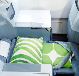 Zum Bett umgebauter Business-Class-Sitz im A330 von Finnair: Einsteigen in London.