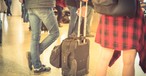 Mann am Flughafen: In den USA darf er die Schuhe künftig anbehalten.