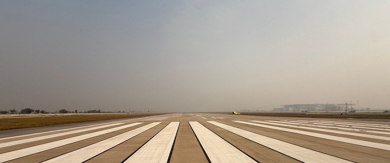 Blick auf die Piste 10/28 des Flughafens Noida: - Der Betrieb wird mit 8 Flügen pro Stunde langsam beginnen und schrittweise auf 10, 12, 15 Flüge erhöht werden - und dann nach Bedarf auch mehr.
