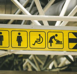 Schilder am Flughafen: Mitarbeiter von Hong Kong Express geleiteten Passagierin für einen Schwangerschaftstest auf die Toilette.