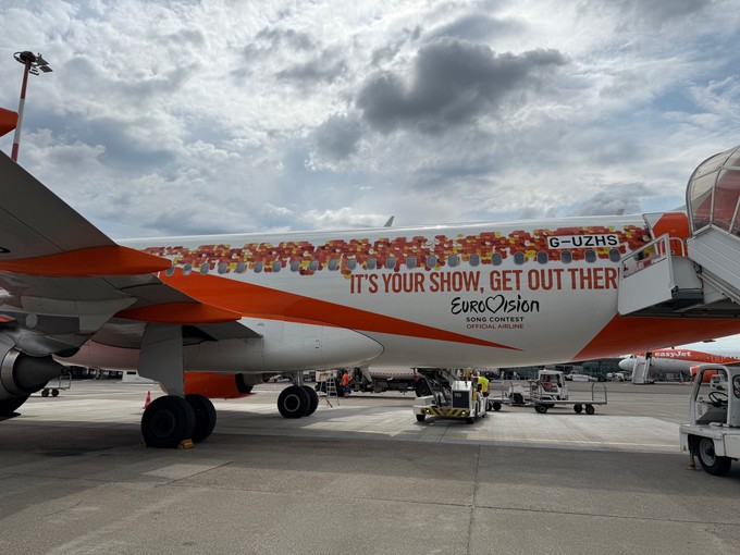 Der A320 Neo mit dem Kennzeichen G-UZHS trägt eine Speziallackierung. Er flog die Superfans ein.