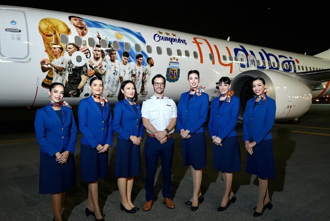 Eine Crew von Flydubai zeigt sich stolz vor dem Meisterflieger.