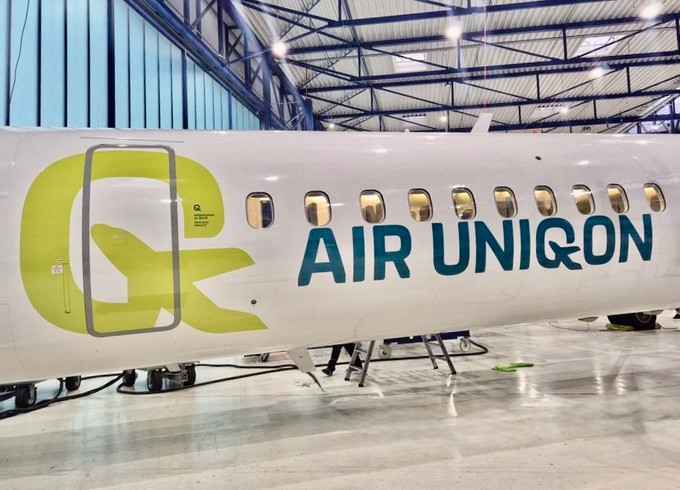 Die Lackierung von Air Uniqon auf der De Havilland Canada Dash 8-400: Bald im Einsatz.