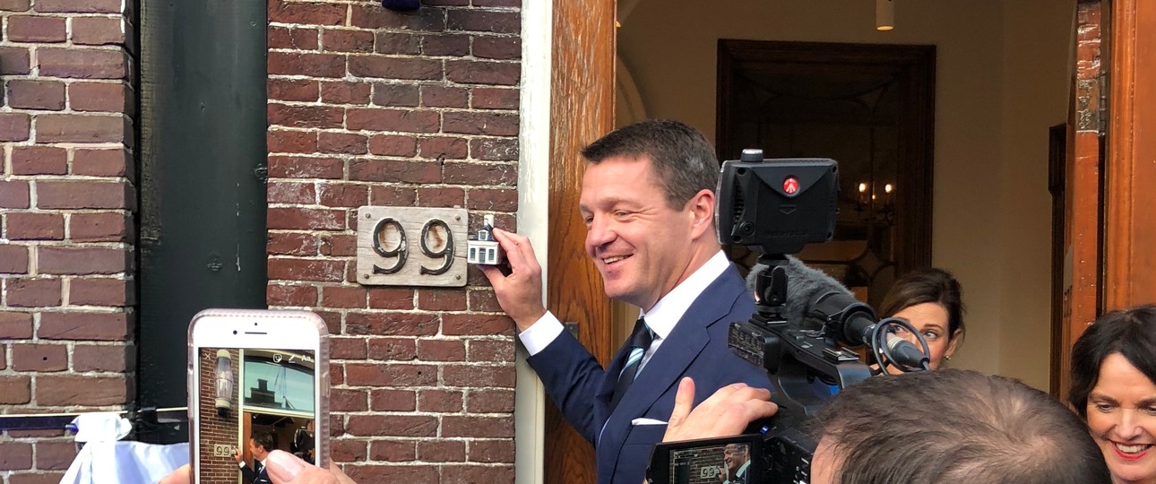 KLM-Chef Pieter Elbers präsentiert das 99. KLM-Haus: Das Gründerhaus von Douwe Egberts in Joure.
