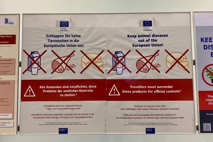 Hinweis an Reisende bei der Ankunft am Flughafen Frankfurt.