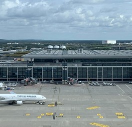 Blick aus dem Tower des BER: Maximal 2,5 Stunden am Stück.