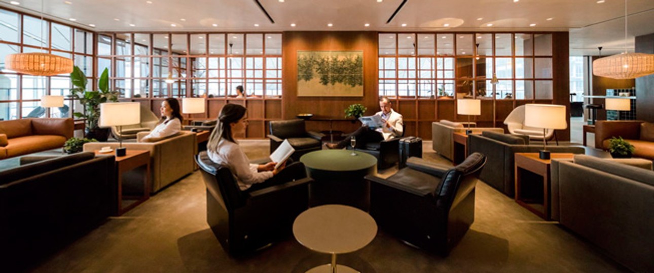 Cathay Pacifics neue Lounge namens The Deck: Ein bisschen wie im Wohnzimmer soll es hier sein.