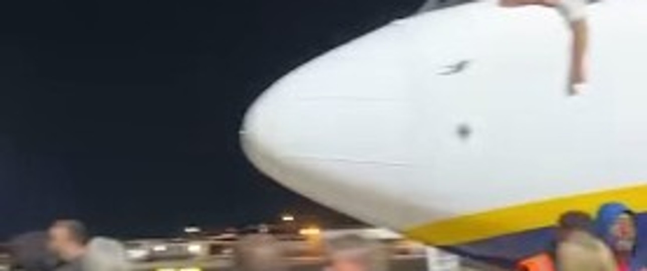 Screenshot aus einem Video vom Vorfeld: Der Ryanair-Jet wurde blockiert.