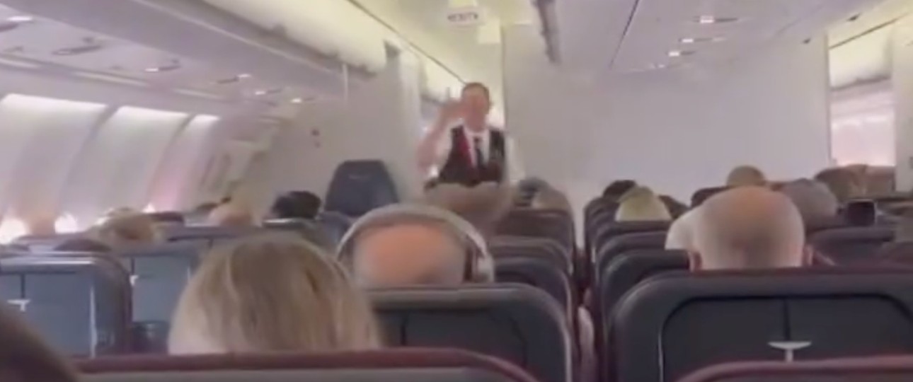 Tanzend durch den Gang: Flugbegleiter von Qantas.