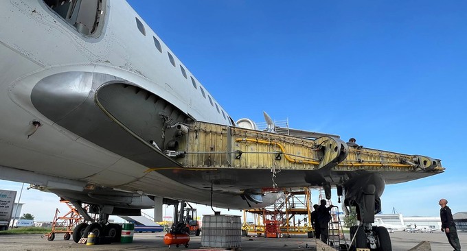 Hier ist der Flieger bereits ohne Tragflächen.