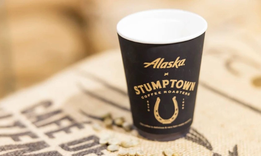 Kaffeebecher von Alaska Airlines: Die Fluggesellschaft hat einen neuen Kaffeelieferanten.