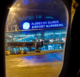 Blick auf den Flughafen Nürnberg bei Nacht: Die nächtlichen Flüge sind um 30 Prozent gestiegen.