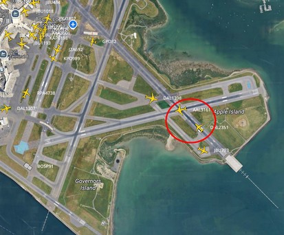 Im roten Kreis: Oben der startende American-Jet, unten das durchstartende Delta-Flugzeug.