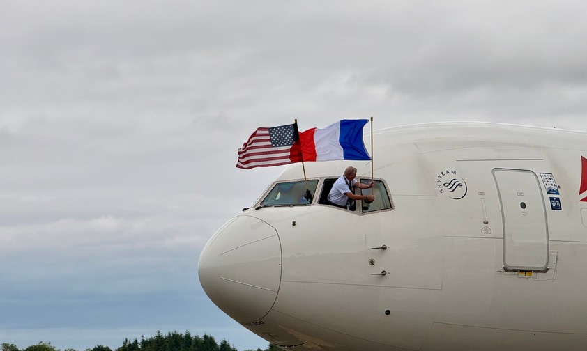 Kapitän Jim Butterworth befestigt Flagge der USA und Frankreichs außen am Cockpit: Flug mit Veteranen in die Normandie.