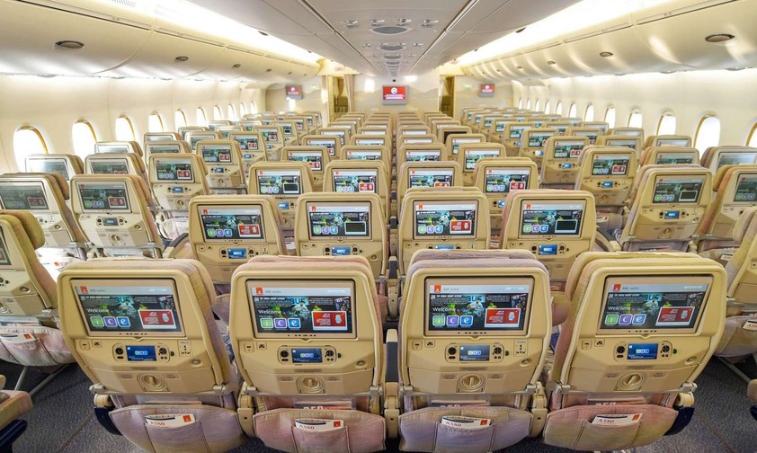 Bordunterhaltung bei Emirates: Über 6500 Filme, Serien und Dokus zur Auswahl.