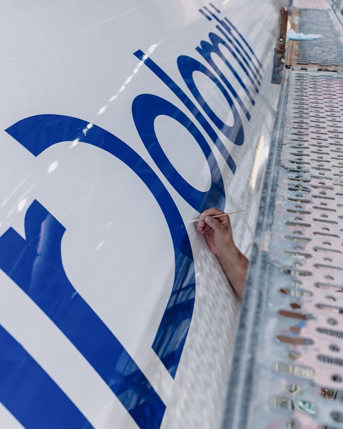 Die erste Embraer E195 ist bemalt. 