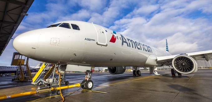 American Airlines verbindet die Ost- mit der Westküstenmetropole Los Angeles und fliegt den Flughafen LAX an.