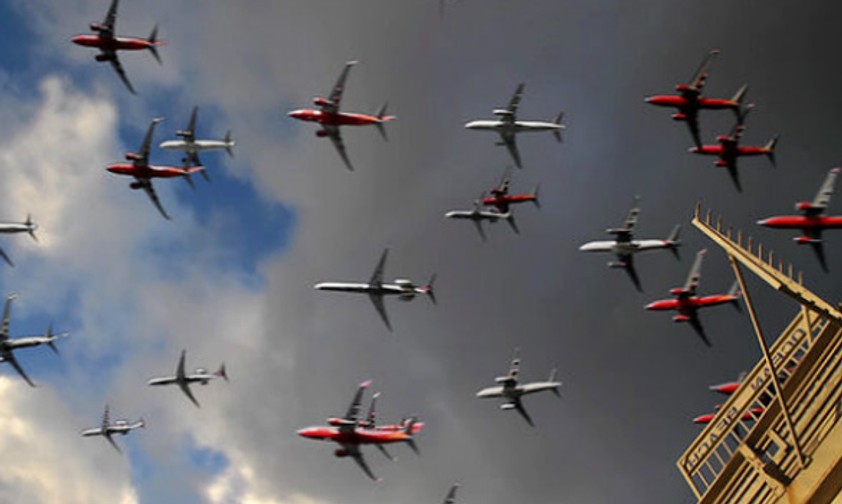 Der Flugzeugschwarm beim Start