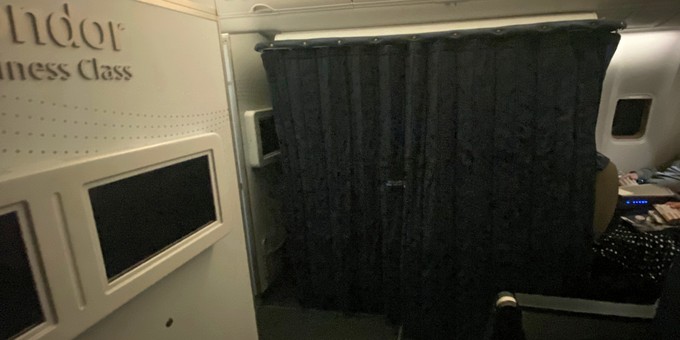 Wichtig für den Nachtflug: Hinter diesem Vorhang können sich die Piloten auf zwei Business-Class-Sitzen ausruhen. In der Economy Class gibt es entsprechend vier Sitze mit Vorhang für die Flugbegleiterinnen.