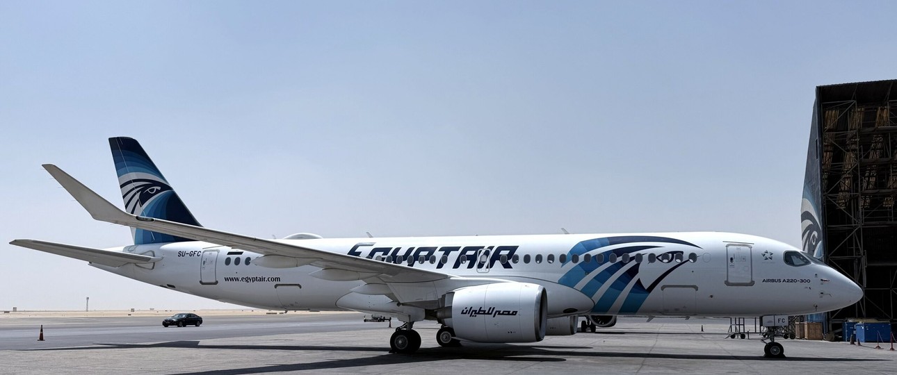 Airbus A220-300 von Egypt Air, hier noch mit dem Kennzeichen SU-GFC: Heißt mittlerweile N562AZ und bleibt für immer am Boden.
