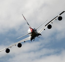 Ein Airbus A380 von British Airways in einer Kurve: Vor Singapur musste ein Vierstrahler stundenlang Warteschleifen fliegen.