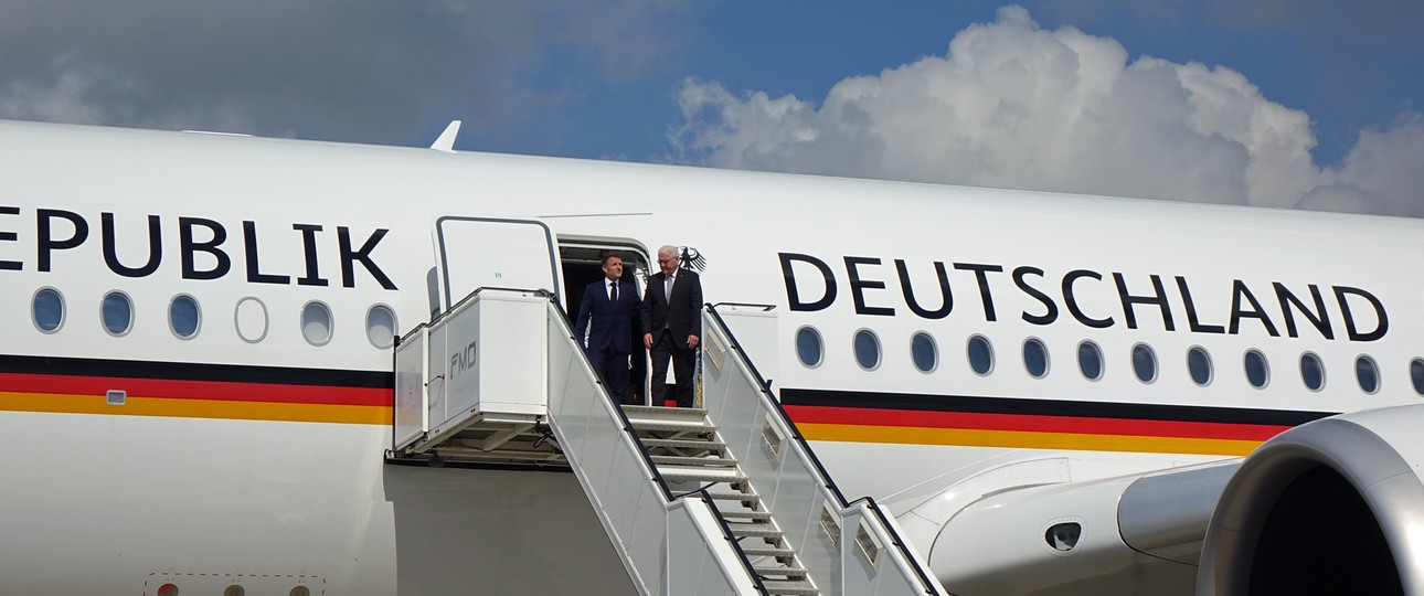 Emmanuel Macron und Frank-Walter Steinmeier steigen am Flughafen Münster/Osnabrück aus dem Airbus A350 der Flugbereitschaft.