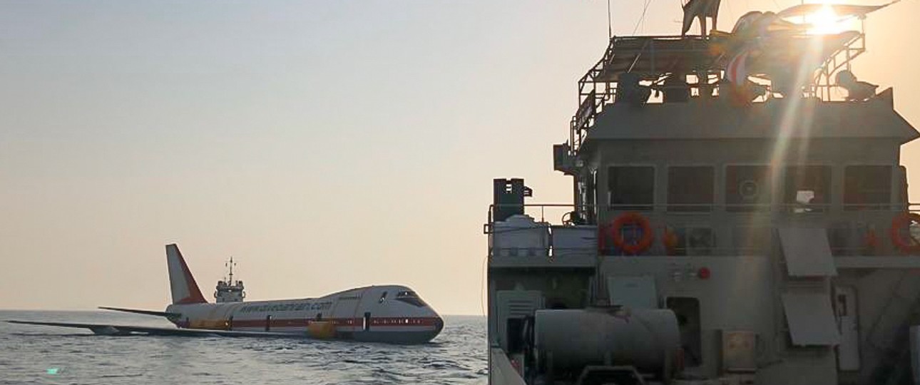 Boeing 747 von Dive Bahrain. Der ausrangierte Jumbojet wurde mit Schiffen in den Persischen Golf hinausgezogen.