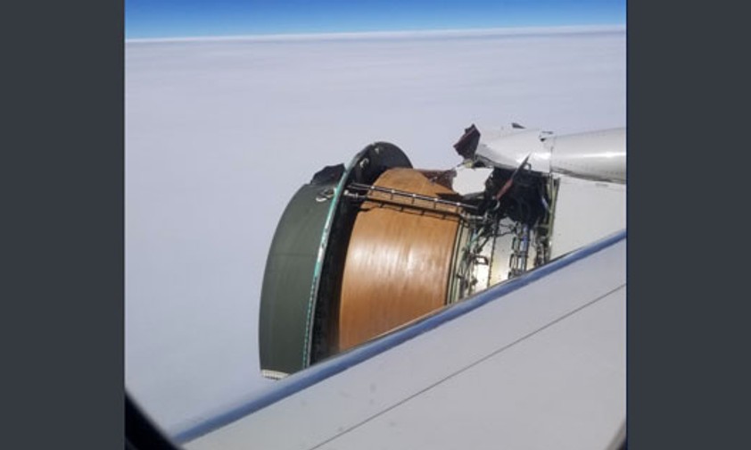 Boeing 777 verliert Verschalung des Triebwerks