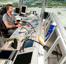 Fluglotsen im Kontrollturm von München: Die DFS verliert wegen der Corona-Krise Hunderte Millionen an Einnahmen.